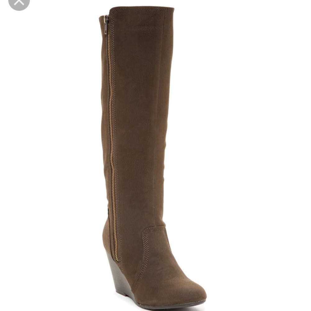 Brown wedge boot